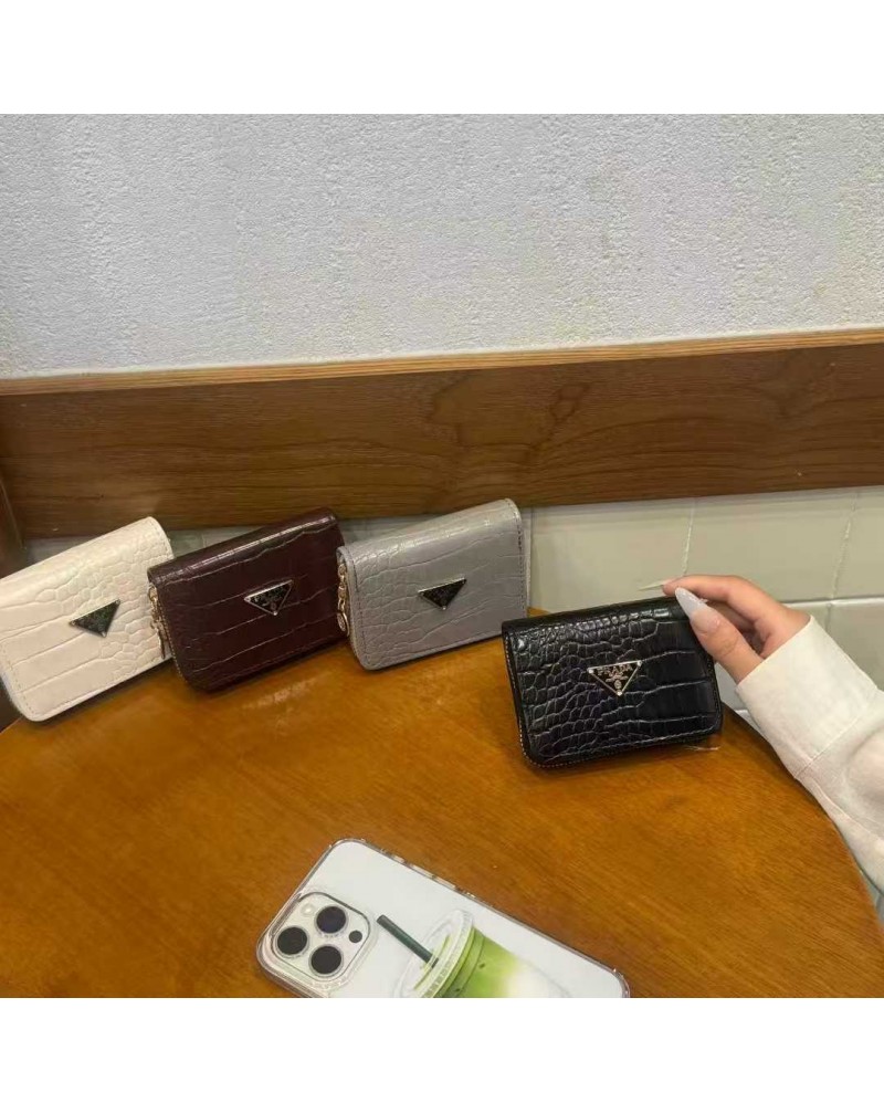 プラダ カードケース小銭入れ人気クレジットカードや折畳みお札収納可能