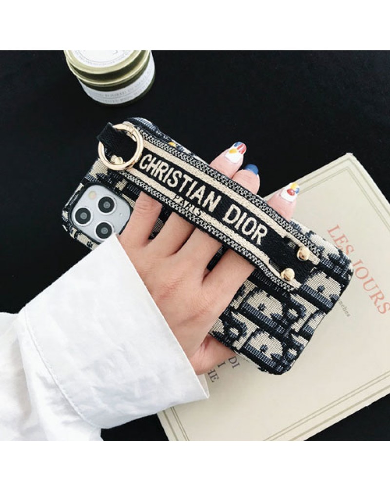 Dior iphone16pro/15 pro/14 plus/14 pro max13/13 pro maxケースアイフォン12/12 mini/12 pro maxケースディオールブランドiphone11/11 pro maxケース刺繍布製iphoneXr/xs maxケースハンドベルト付きお洒落人気芸能人愛用