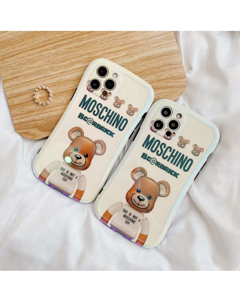 モスキーノ x Bearbrick iphone13/13 pro max/13 proケース可愛いブランドmoschino iphone12/12 pro maxケース人気お洒落アイフォン11/11 pro max/xr/xs max/8 plus/7 plusカバー学生むけファッションソフトジャケット保護性