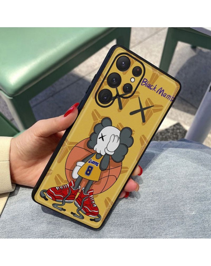 KAWS カウズ galaxy s24/s23 ultra/s22 ultra/A54/A55/A22ケース個性潮流iphone16pro/15 pro/14plus/14 pro maxケースブランドiphone13/13 pro max/12 pro maxケース保護性耐衝撃 iphone12mini/11カバーgalaxy note20 ultra/A72/A71ケース