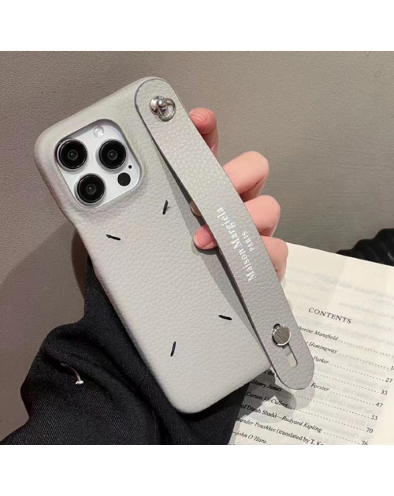 メゾン マルジェラ iphone16pro/16 plus/15 proケース個性ハンドベルト付きアイホン15プロマックスケースMAISON MARGIELA iPhone14 proケース潮流 iphone13 pro携帯カバー芸能人愛用