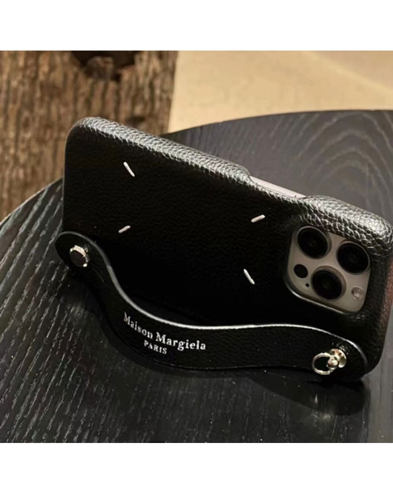 メゾン マルジェラ iphone16pro/16 plus/15 proケース個性ハンドベルト付きアイホン15プロマックスケースMAISON MARGIELA iPhone14 proケース潮流 iphone13 pro携帯カバー芸能人愛用