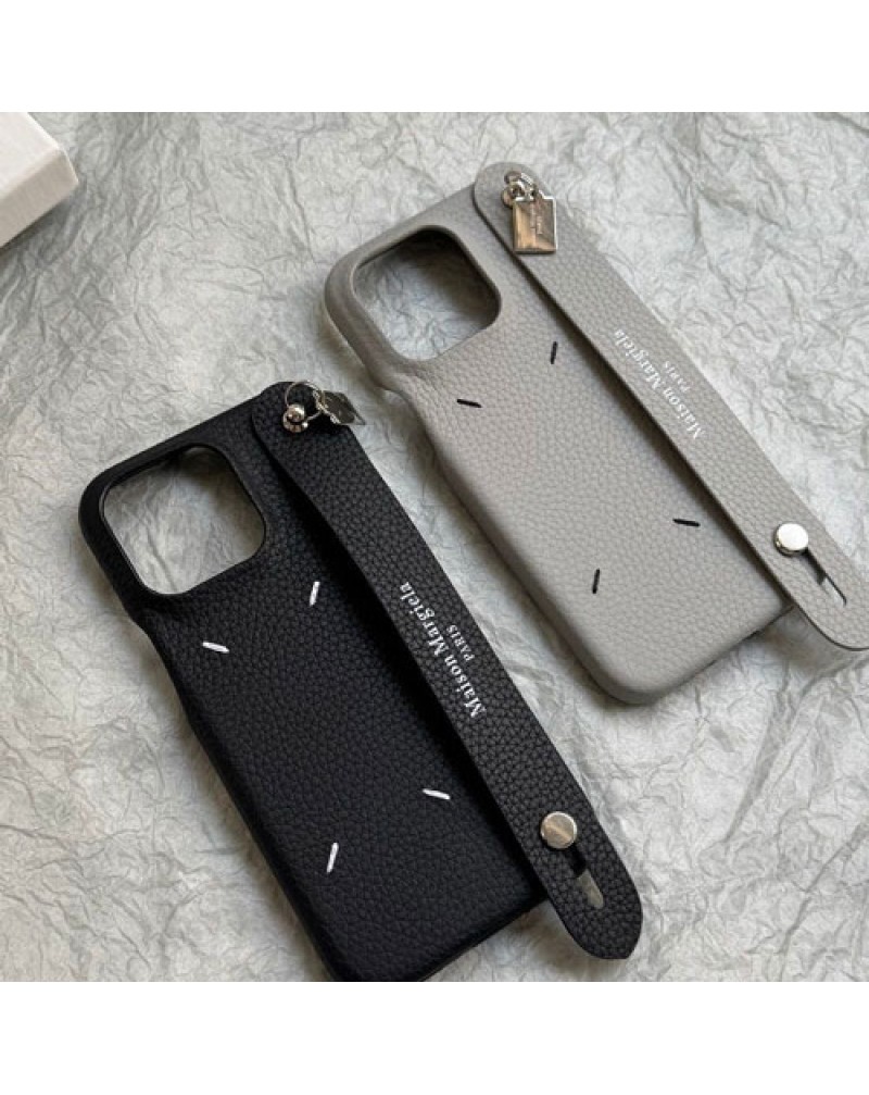 メゾンマルジェラ iphone17 pro maxケースハンドベルト付き潮流 iphone16 pro/15 pro max携帯電話ケースmaison margiela アイフォン14 13プロカバー個性メンズレディース愛用スタンド機能あり