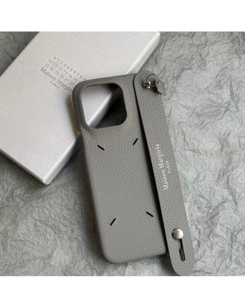 メゾンマルジェラ iphone17 pro maxケースハンドベルト付き潮流 iphone16 pro/15 pro max携帯電話ケースmaison margiela アイフォン14 13プロカバー個性メンズレディース愛用スタンド機能あり