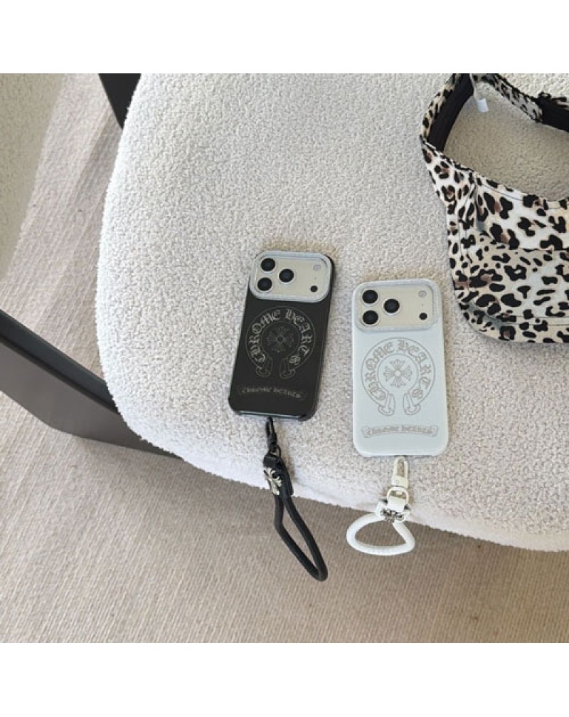 クロムハーツ iphone 17 proケース潮流個性アイフォン16プロケース黒白 chrome hearts iphone15 14 pro maxケースペアお揃いハンドストラップ付き