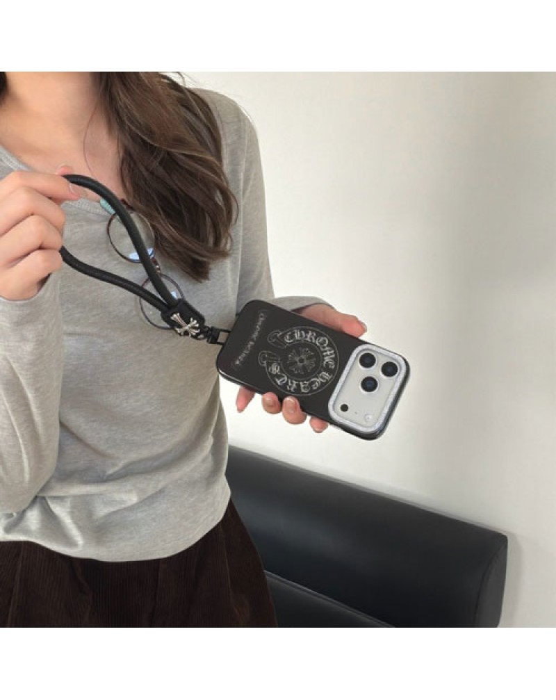 クロムハーツ iphone 17 proケース潮流個性アイフォン16プロケース黒白 chrome hearts iphone15 14 pro maxケースペアお揃いハンドストラップ付き