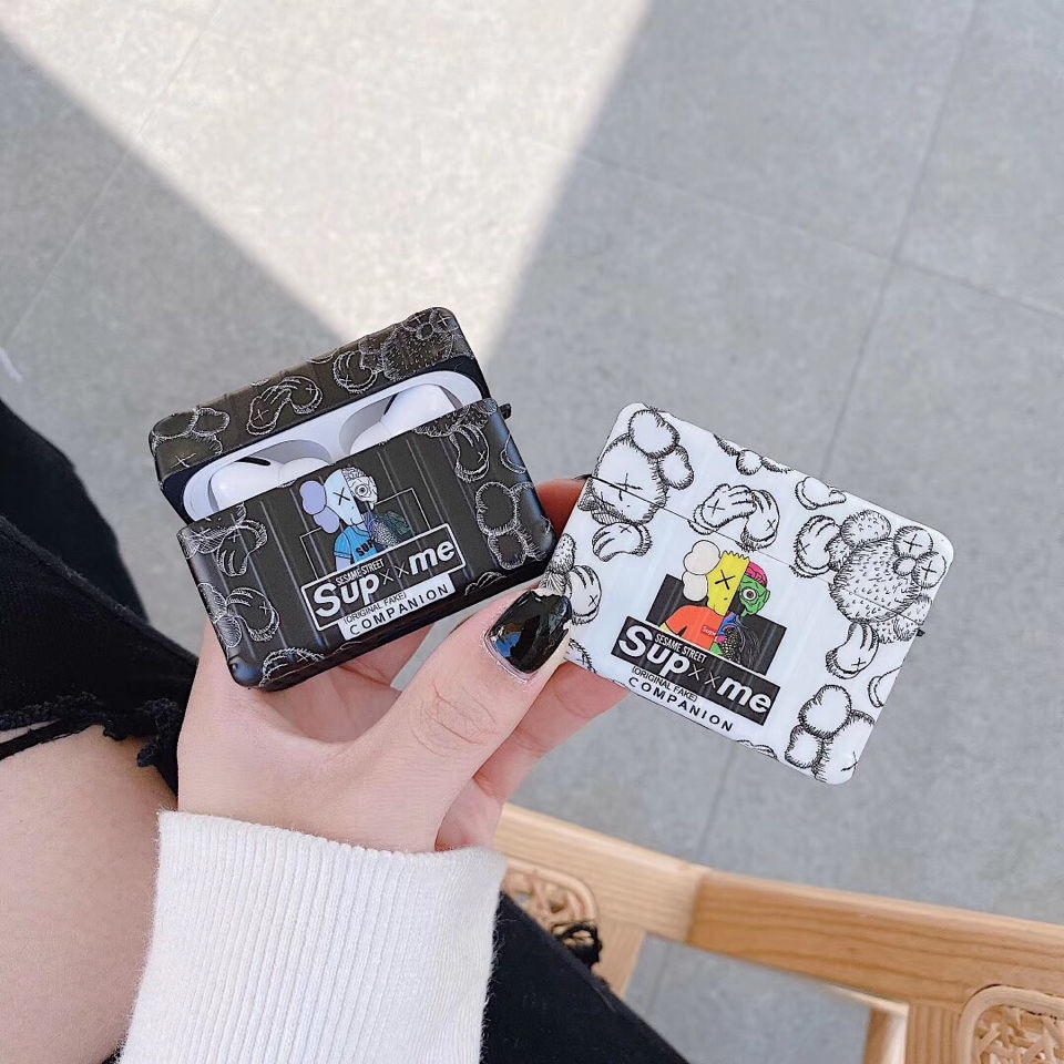 シュプリームxKAWSコラボAirpods proケース